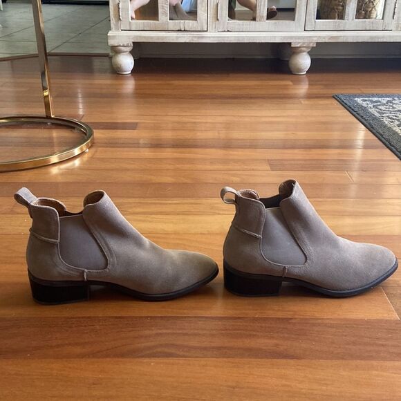 Steve Madden Tan Taupe Suede Pull-on Minimalist Chelsea Flat Booties Size 8.5 - Picture 3 of 11